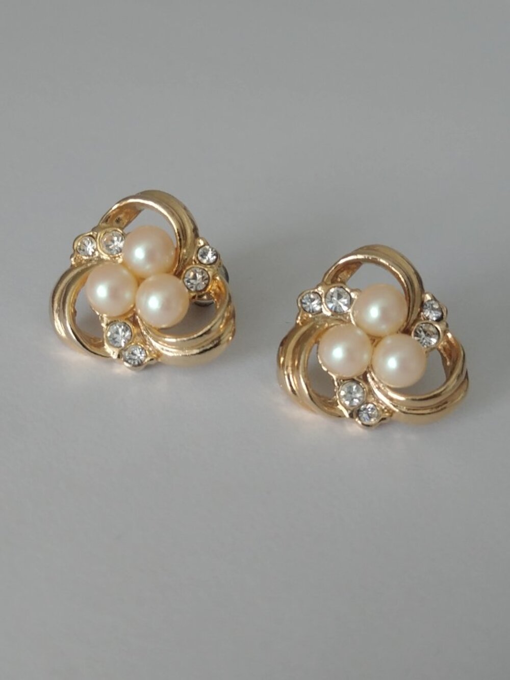 Vintage gold tone imitation cream and pearl diamond swirl earrings